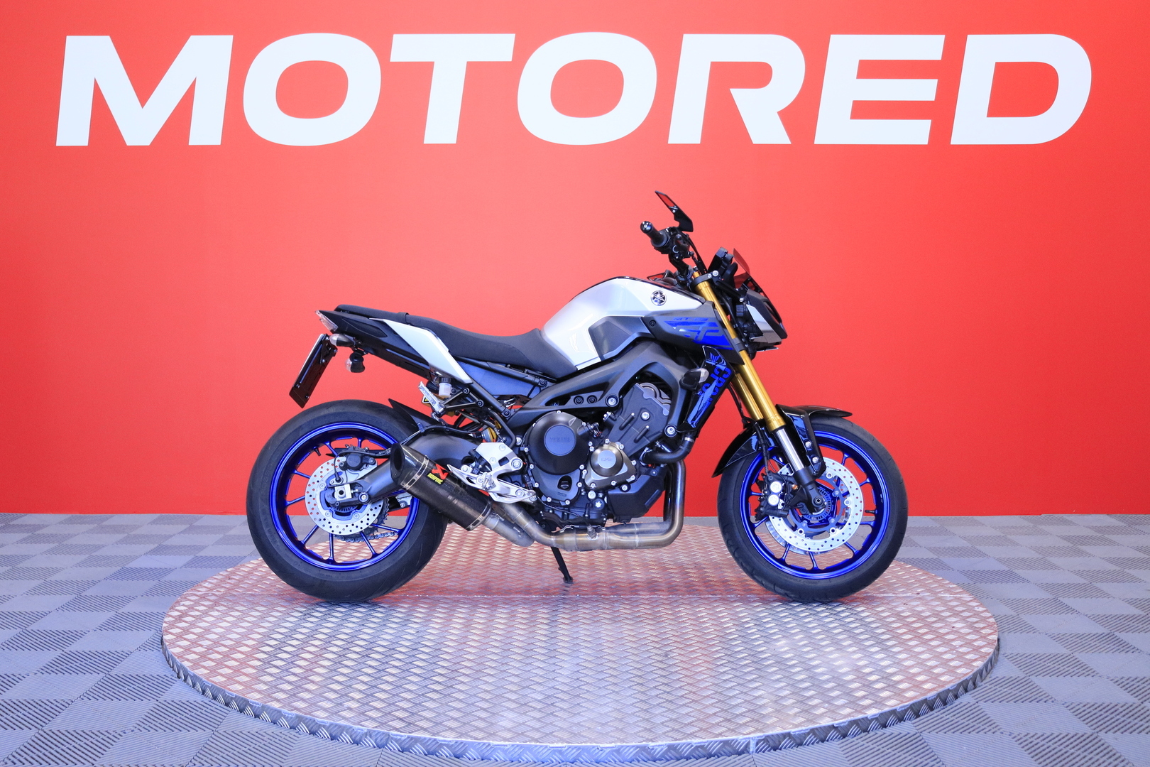 Yamaha - MT-09 - SP / Akrapovic / Huoltokirja / Öhlins / Shifter // - Moottoripyörä