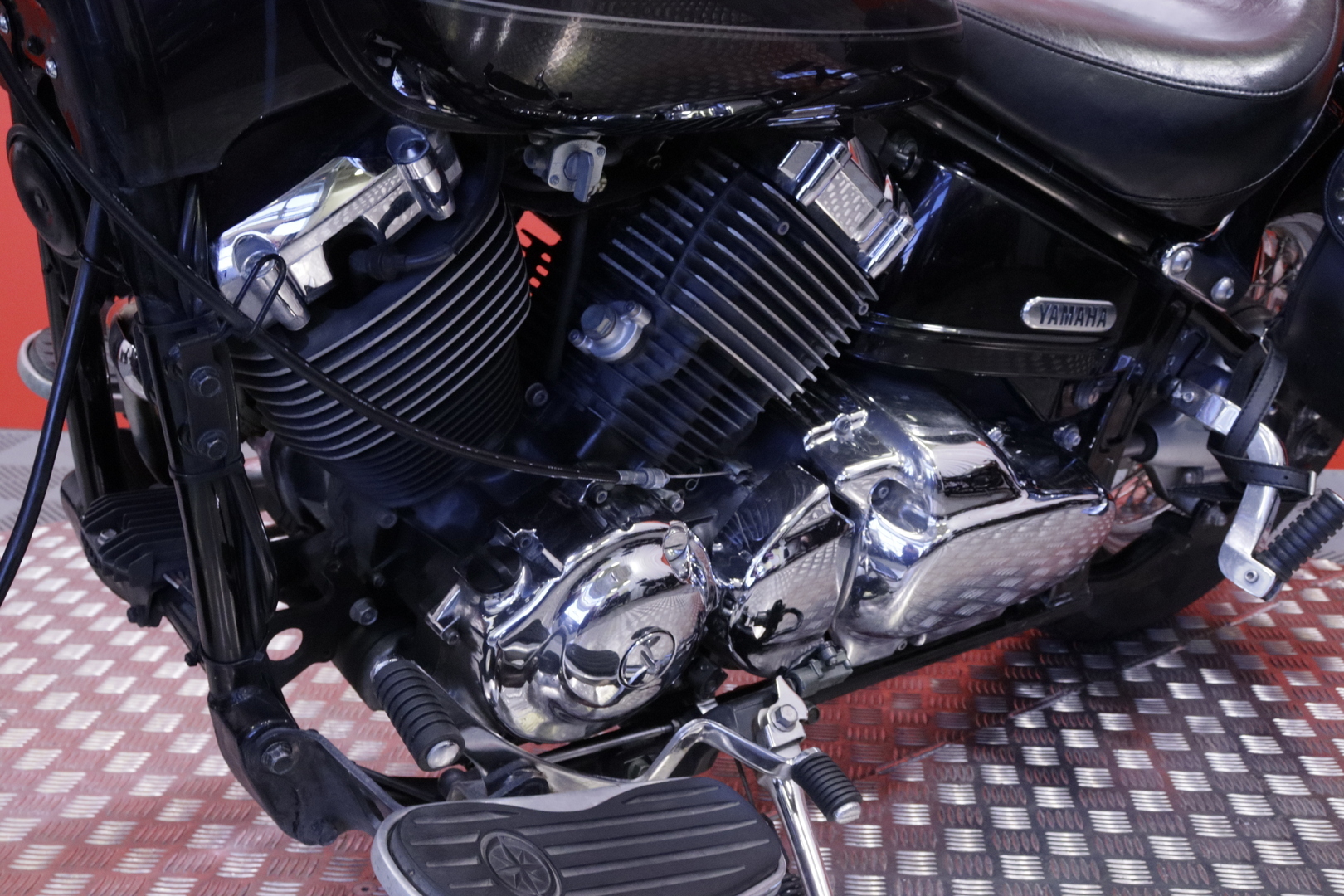 Yamaha - XVS - 650 Dragstar Classic // Suomi-pyörä / Huoltokirja / Vance & Hines / Sivulaukut // - Moottoripyörä