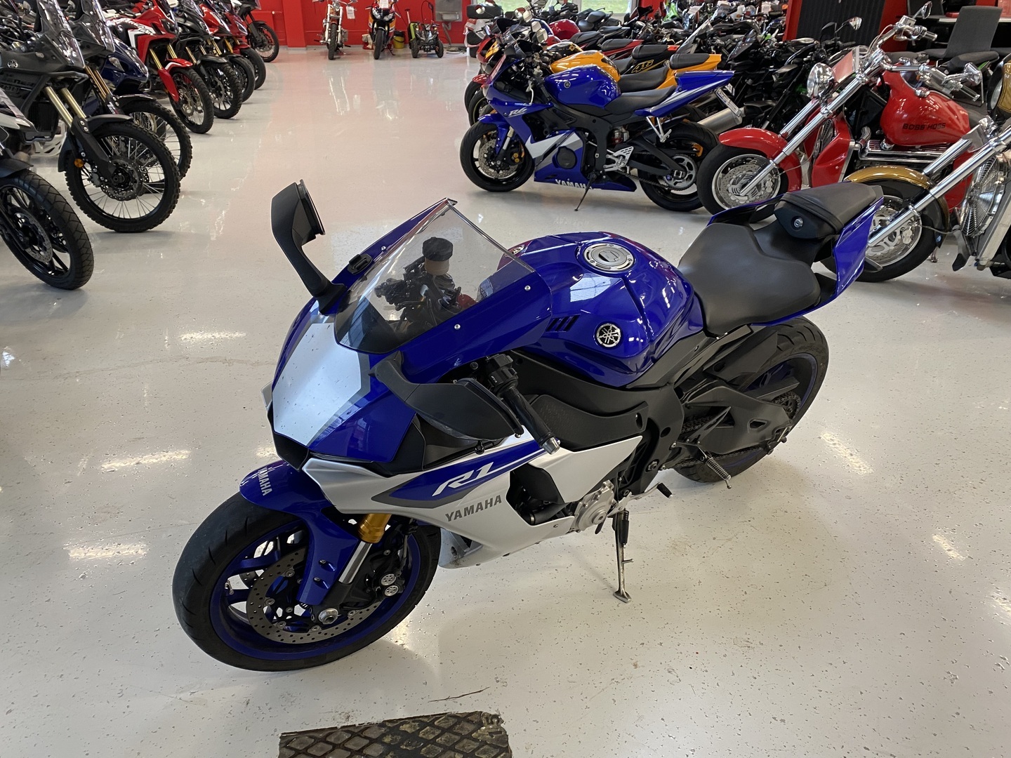Yamaha - YZF-R1 - // Juuri saapunut / Suomi-pyörä / Huoltokirja / Akrapovic / TCS / SCS / Shifter / Ajomodet // - Moottoripyörä
