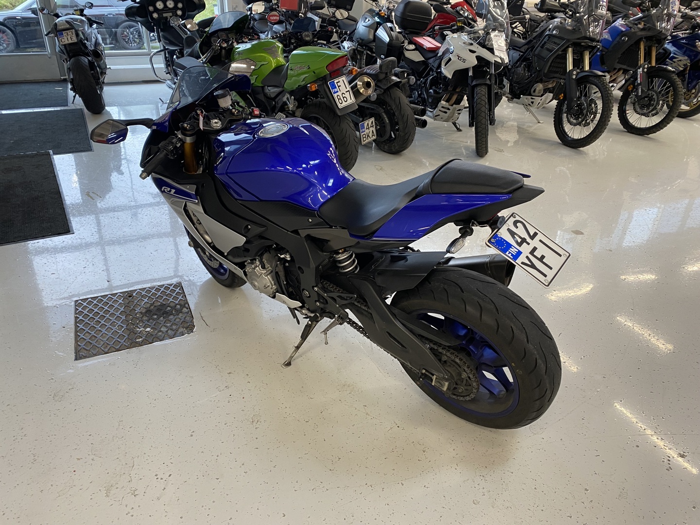 Yamaha - YZF-R1 - // Juuri saapunut / Suomi-pyörä / Huoltokirja / Akrapovic / TCS / SCS / Shifter / Ajomodet // - Moottoripyörä
