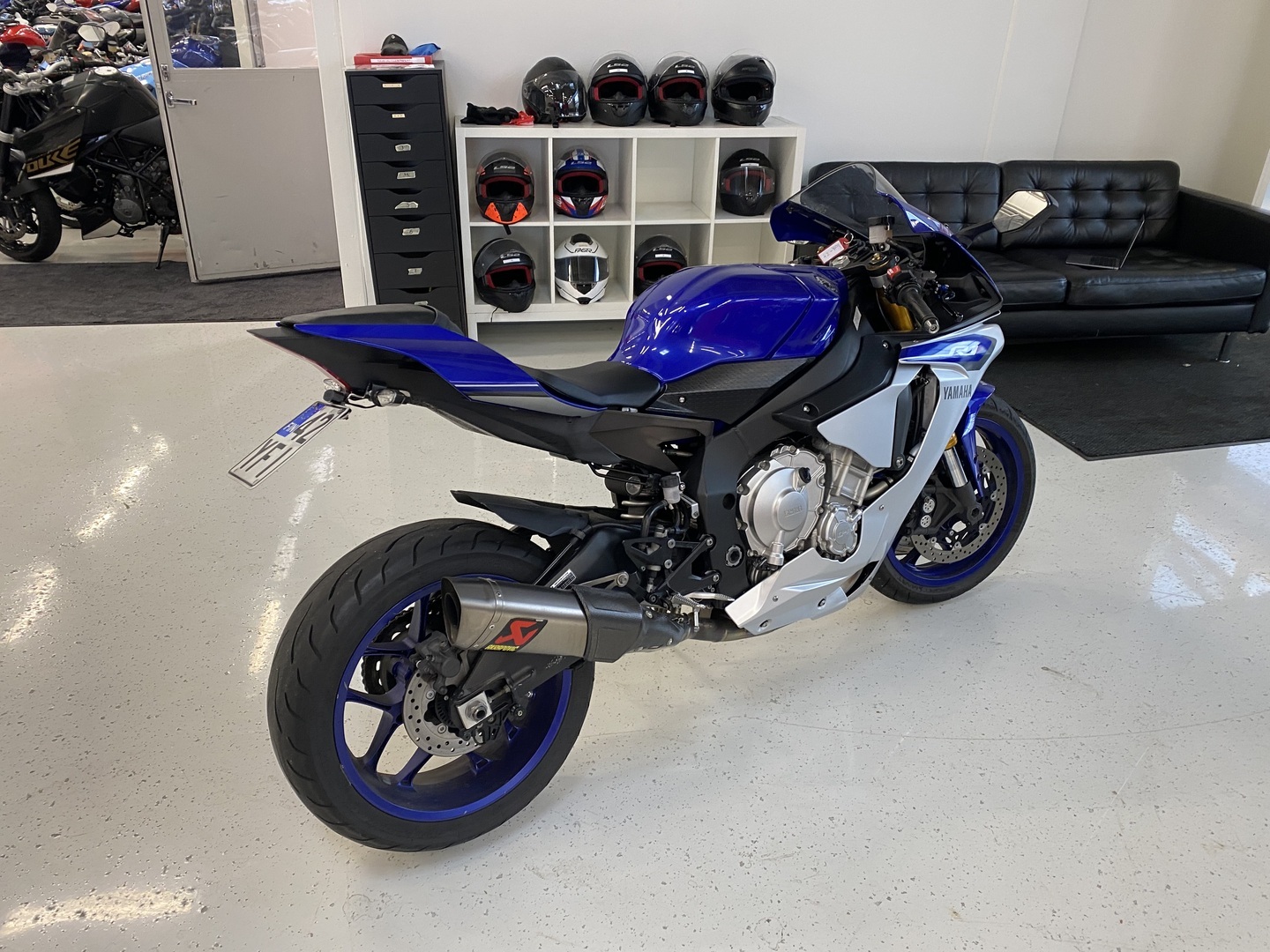 Yamaha - YZF-R1 - // Juuri saapunut / Suomi-pyörä / Huoltokirja / Akrapovic / TCS / SCS / Shifter / Ajomodet // - Moottoripyörä