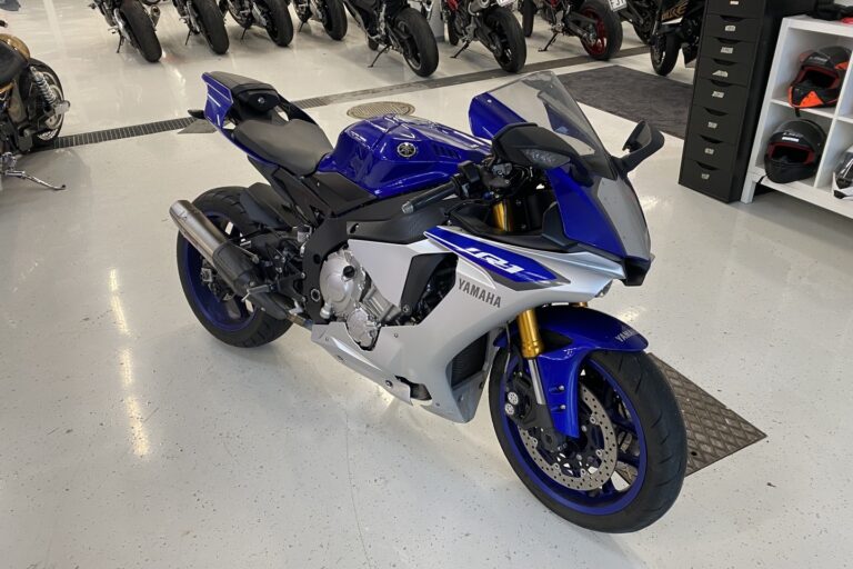 Yamaha - YZF-R1 - // Juuri saapunut / Suomi-pyörä / Huoltokirja / Akrapovic / TCS / SCS / Shifter / Ajomodet // - Moottoripyörä