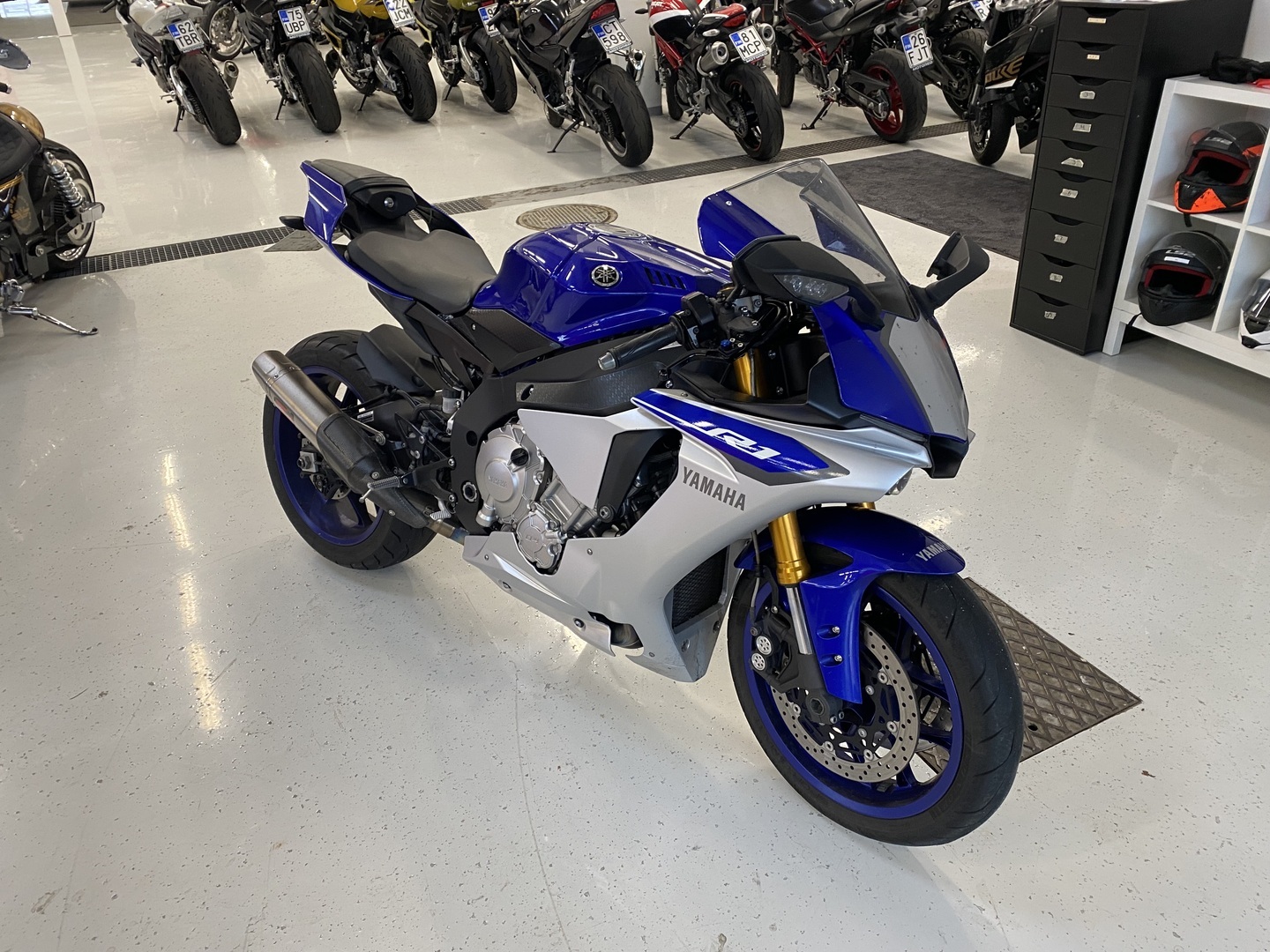 Yamaha - YZF-R1 - // Juuri saapunut / Suomi-pyörä / Huoltokirja / Akrapovic / TCS / SCS / Shifter / Ajomodet // - Moottoripyörä