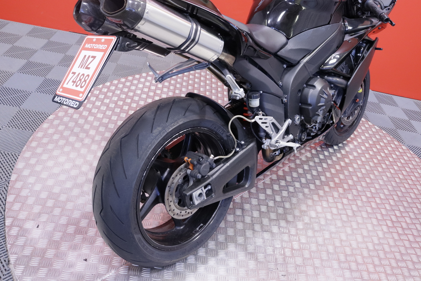 Yamaha - YZF-R1 - // Huoltokirja / Hieno koko musta! // - Moottoripyörä