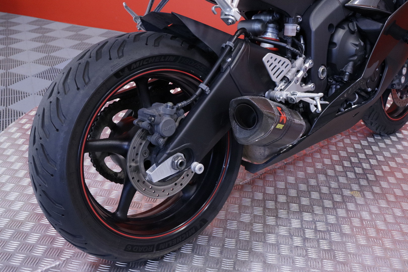 Yamaha - YZF-R6 - // Akrapovic Slipari / Uudet renkaat / Suomi-Pyörä / Kaatumatapit // - Moottoripyörä