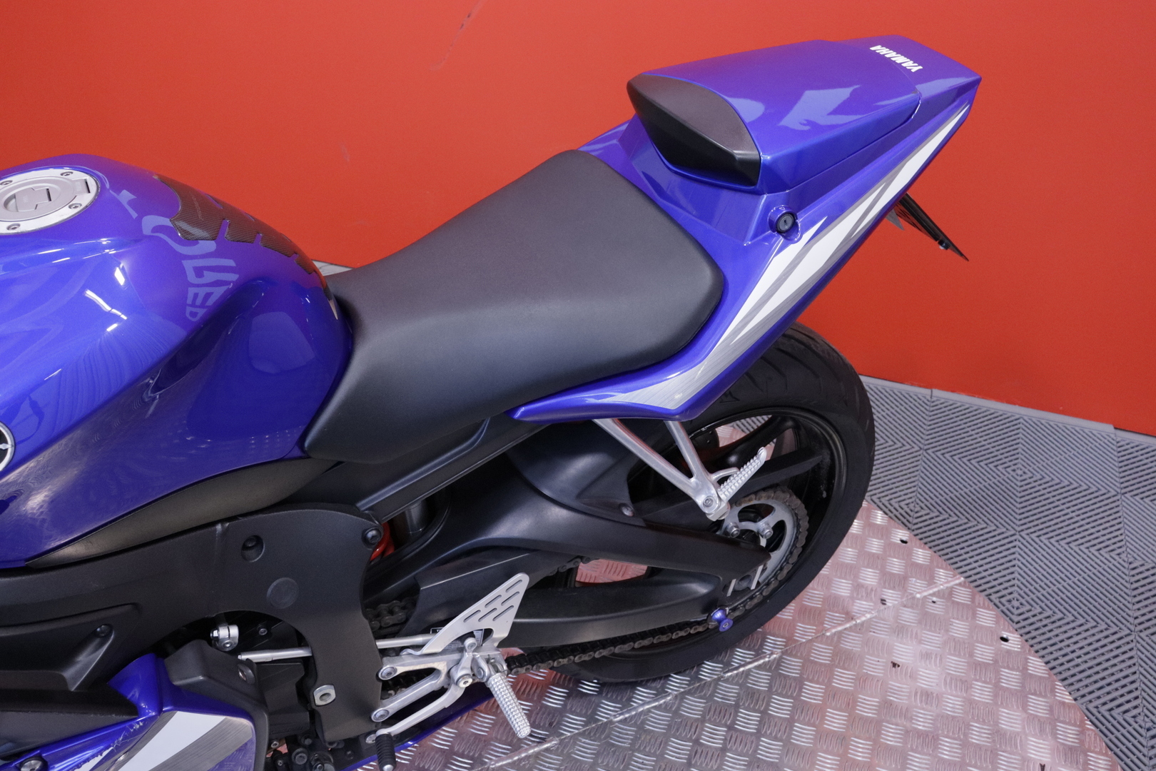 Yamaha - YZF-R6 - // Suomi-pyörä / Huoltokirja / Kaatumatapit // - Moottoripyörä