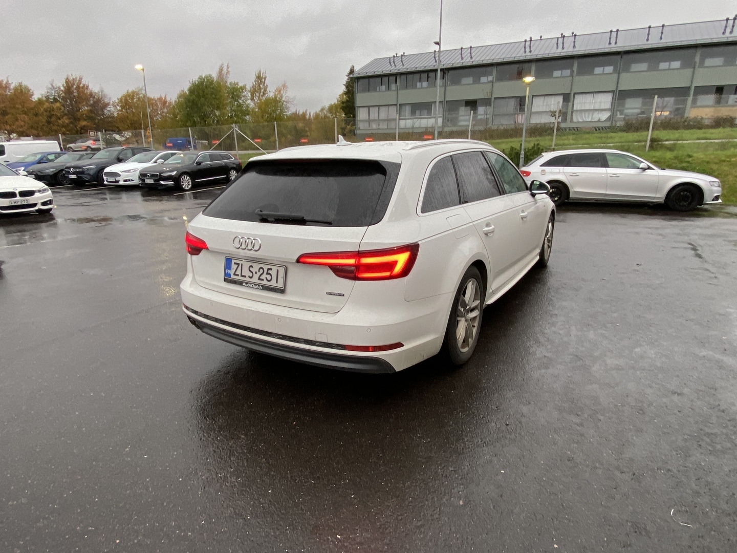 Audi - A4 - Avant Business Sport Comfort S line Edition 2,0 TDI 140 kW quattro S tronic - Farmari