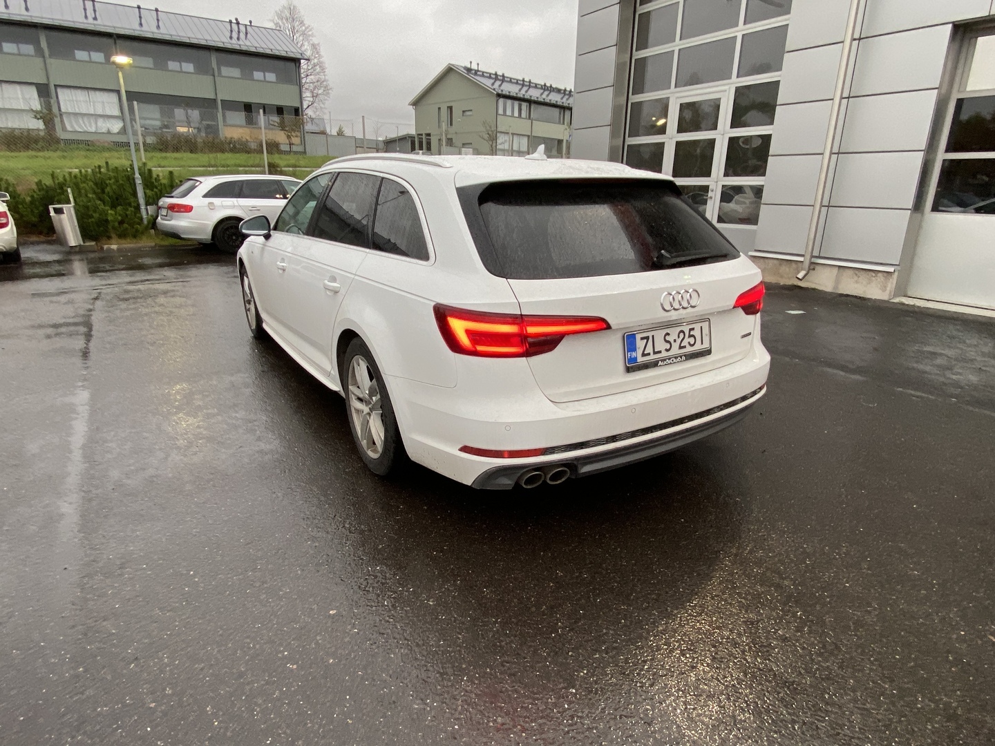 Audi - A4 - Avant Business Sport Comfort S line Edition 2,0 TDI 140 kW quattro S tronic - Farmari