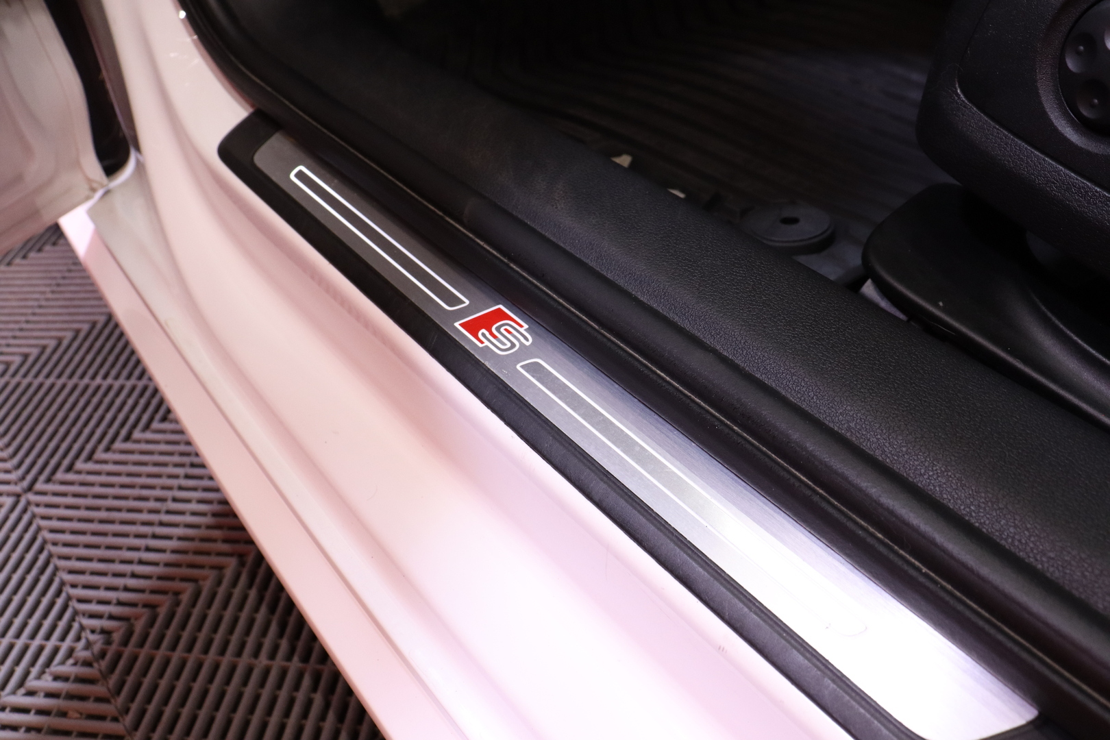 Audi - A4 - Avant Business Sport Comfort S line Edition 2,0 TDI 140 kW quattro S tronic - Farmari