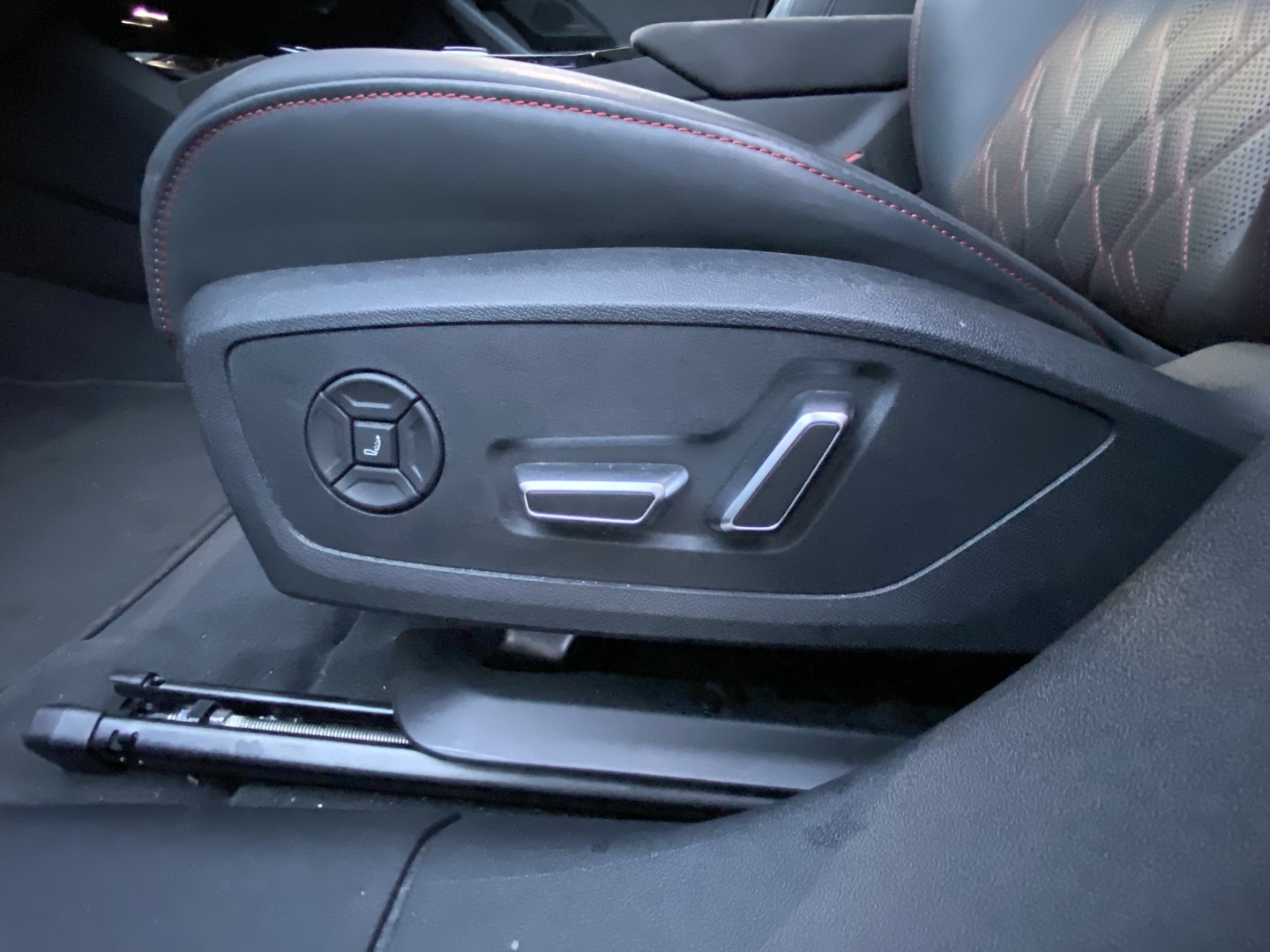 Audi - A6 e-tron - Avant quattro S Line - Maastoauto