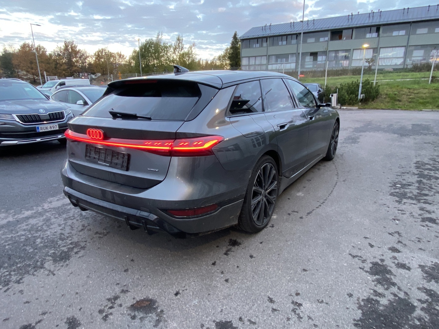 Audi - A6 e-tron - Avant quattro S Line - Maastoauto