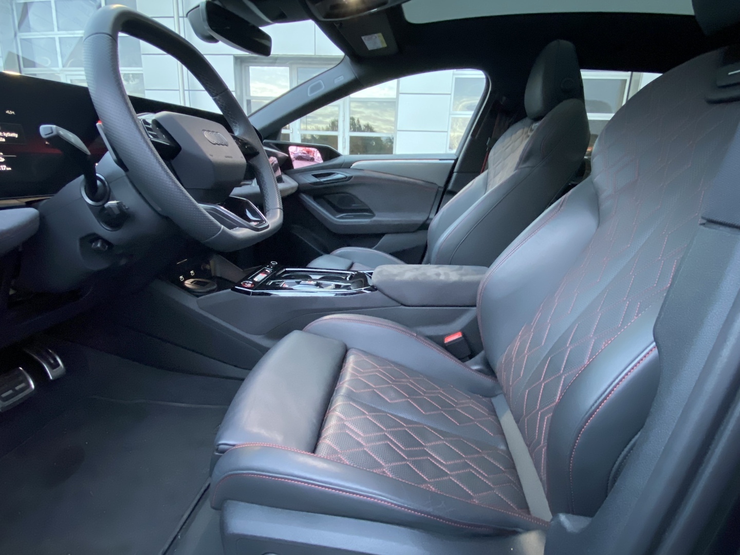 Audi - A6 e-tron - Avant quattro S Line - Maastoauto