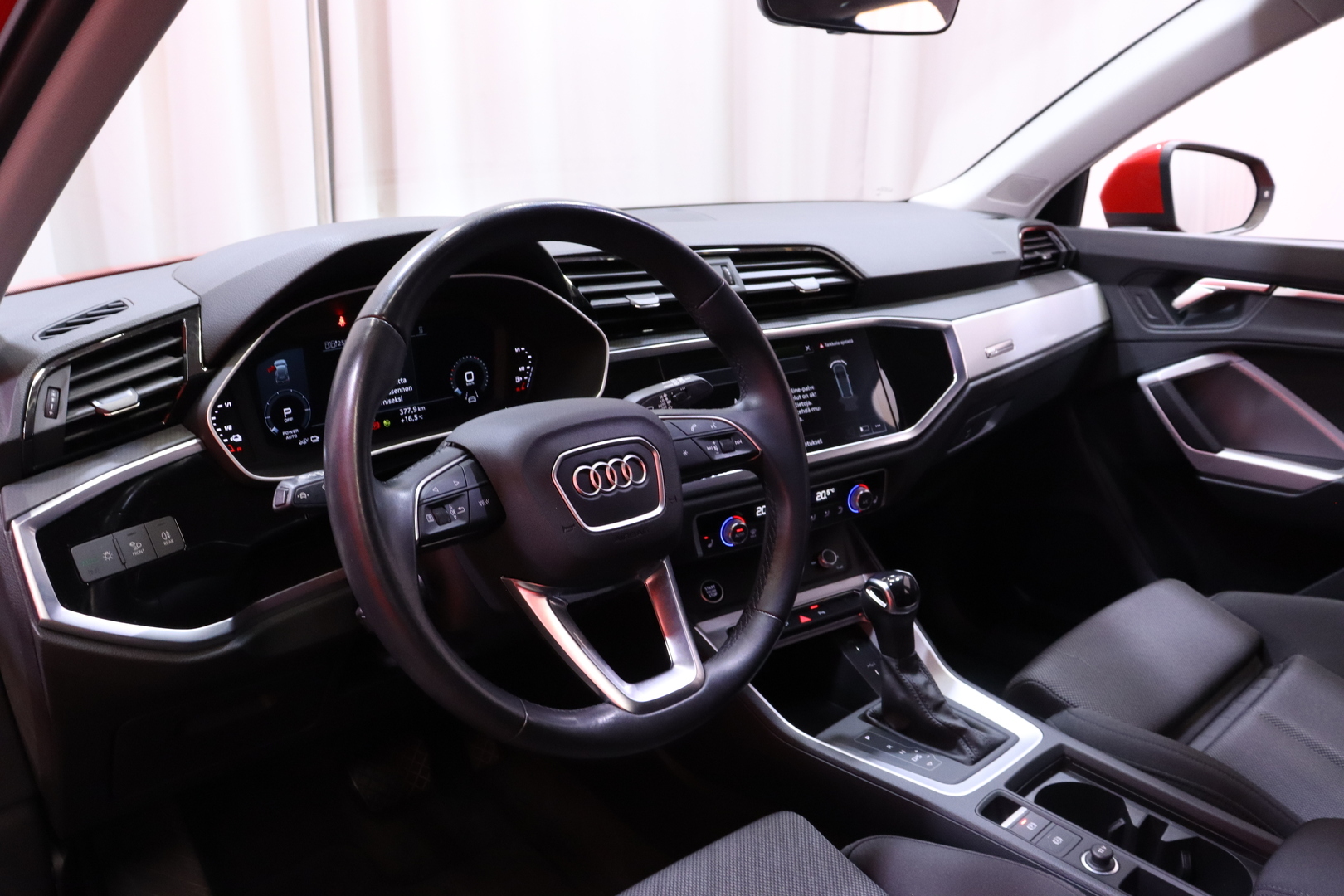 Audi - Q3 - Business 45 TFSI e 180 kW S tronic - Maastoauto