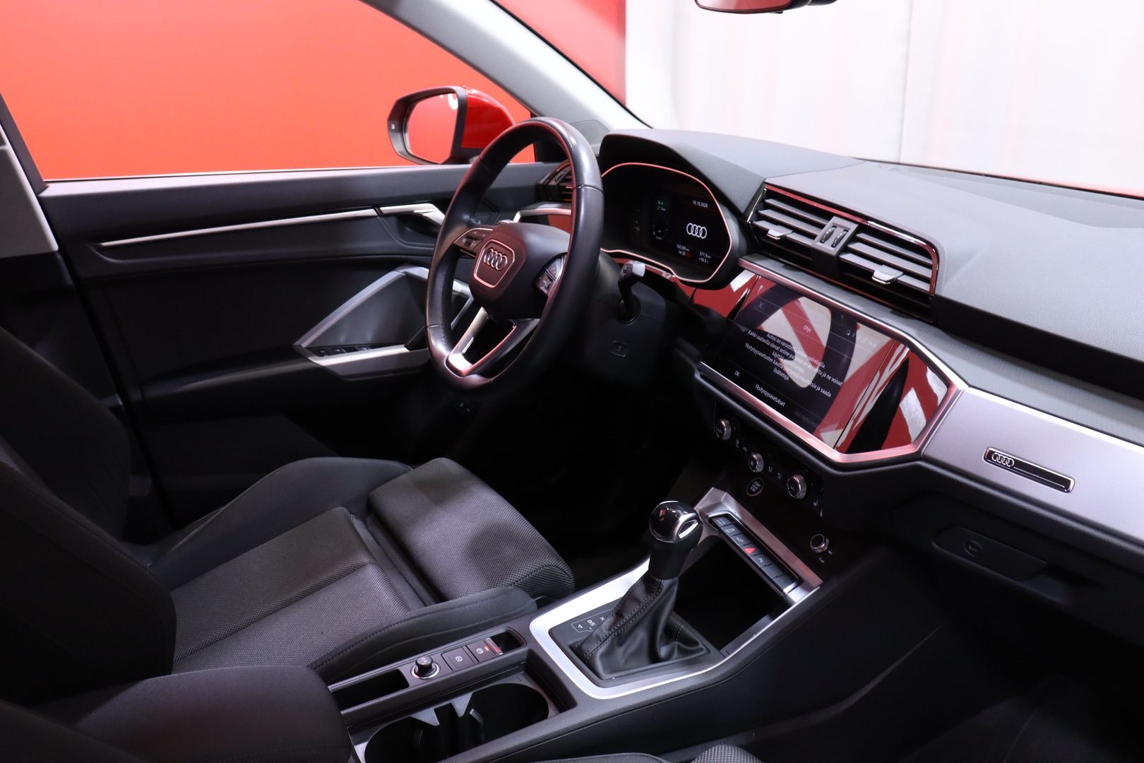 Audi - Q3 - Business 45 TFSI e 180 kW S tronic - Maastoauto