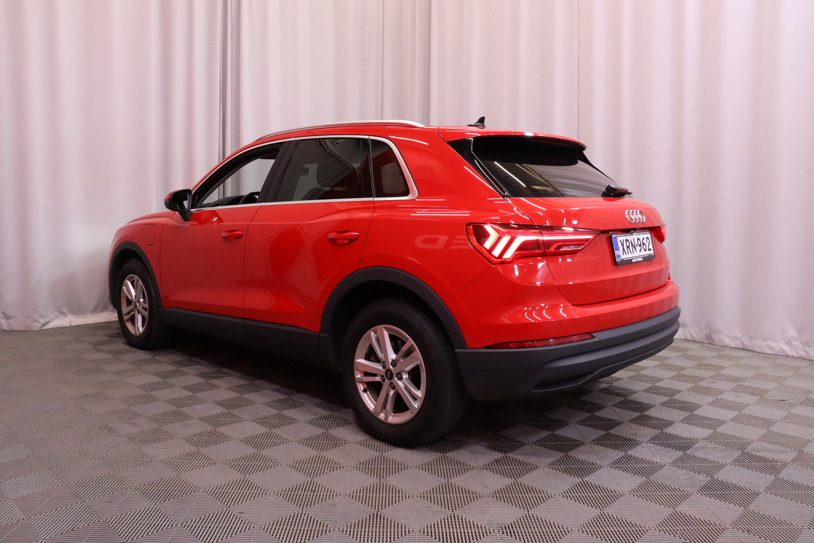 Audi - Q3 - Business 45 TFSI e 180 kW S tronic - Maastoauto