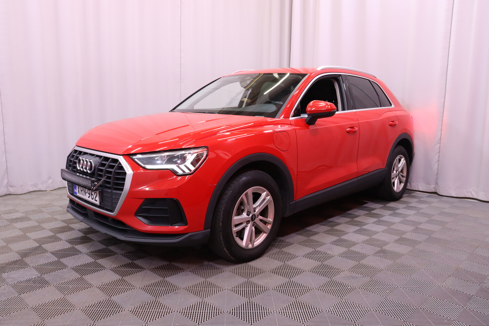 Audi - Q3 - Business 45 TFSI e 180 kW S tronic - Maastoauto