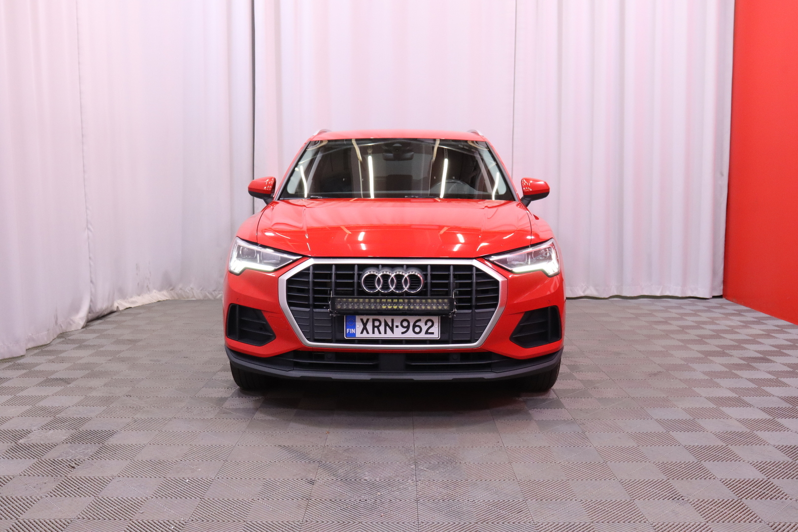 Audi - Q3 - Business 45 TFSI e 180 kW S tronic - Maastoauto