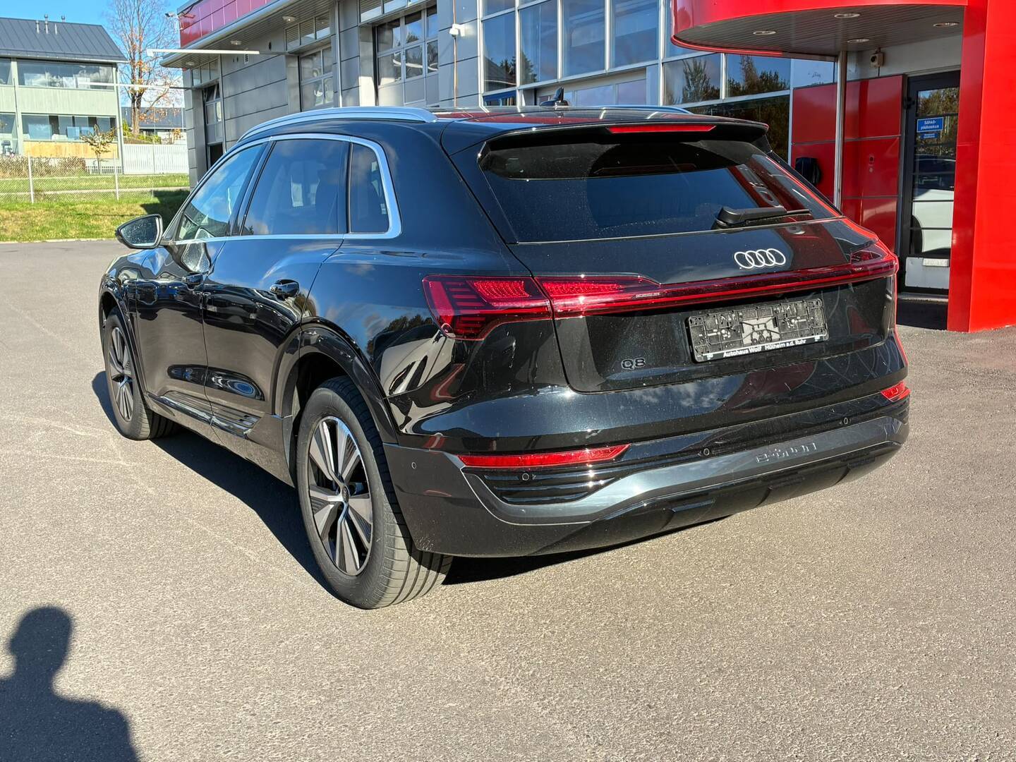 Audi - Q8 e-tron - SUV 50 Land of quattro - Maastoauto