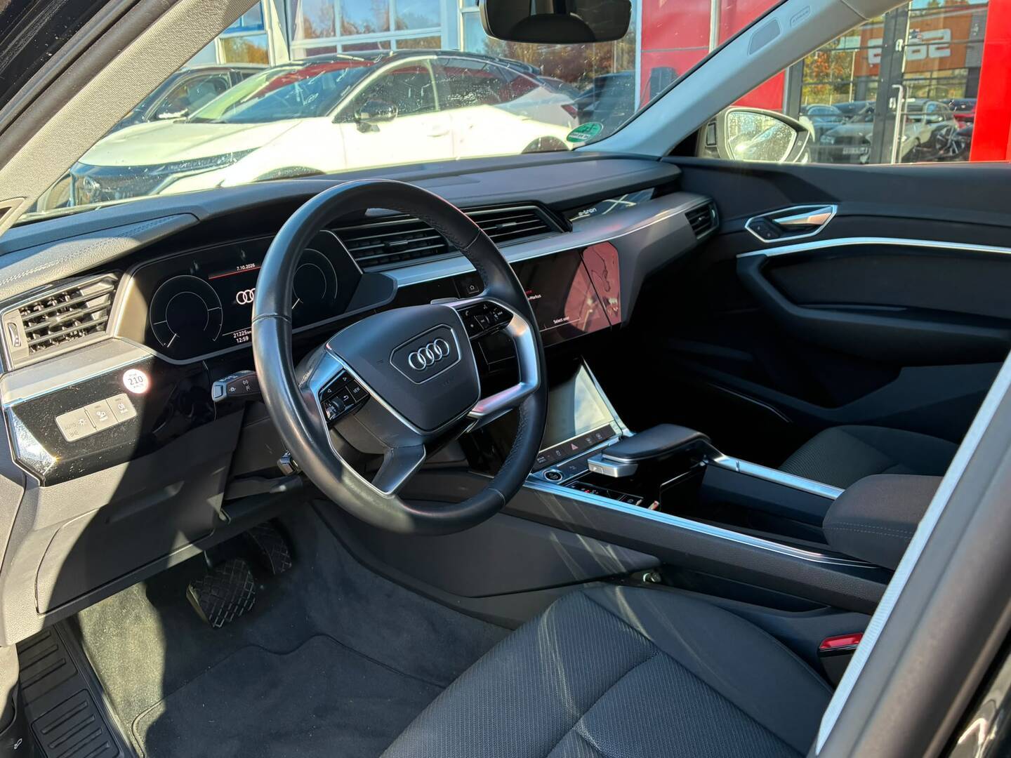 Audi - Q8 e-tron - SUV 50 Land of quattro - Maastoauto