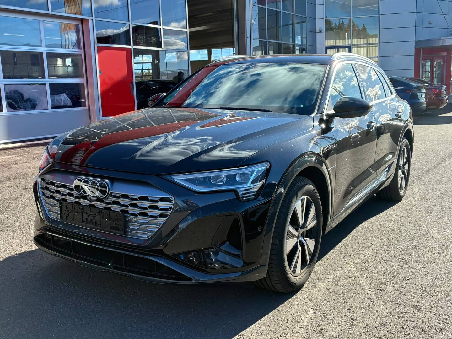 Audi - Q8 e-tron - SUV 50 Land of quattro - Maastoauto