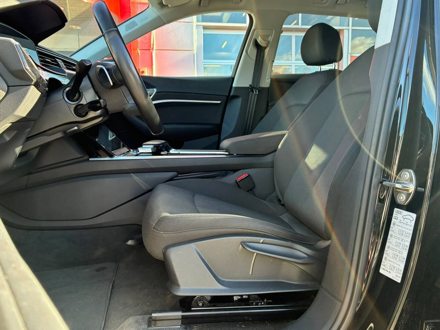 Audi - Q8 e-tron - SUV 50 Land of quattro - Maastoauto