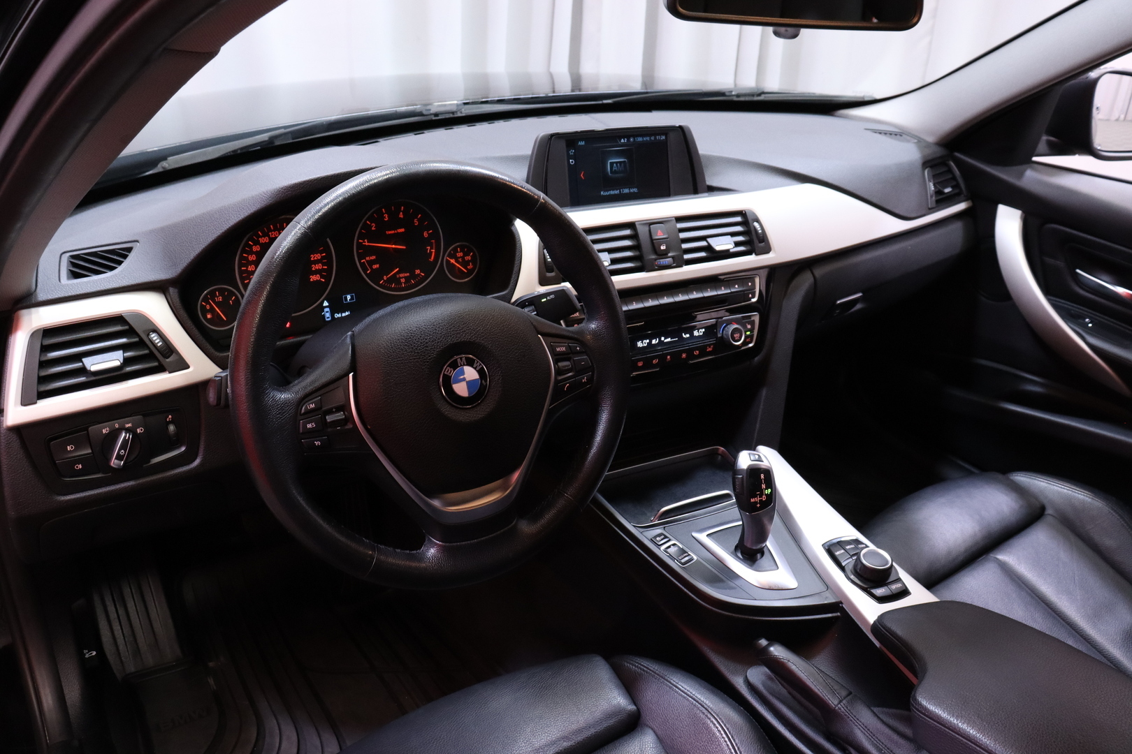 BMW - 318 - F30 Sedan 318i A Business Exclusive - Sedan