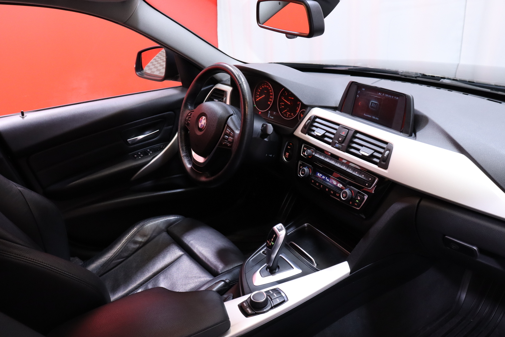 BMW - 318 - F30 Sedan 318i A Business Exclusive - Sedan
