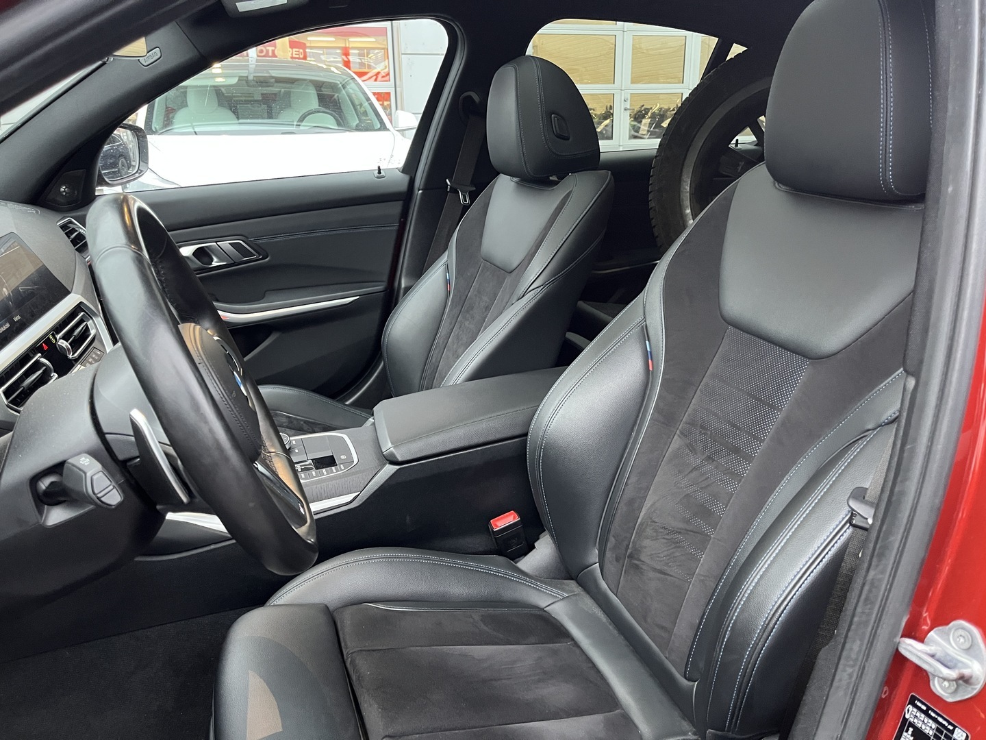 BMW - 330 - G20 Sedan 330e A Charged Edition M Sport - Sedan