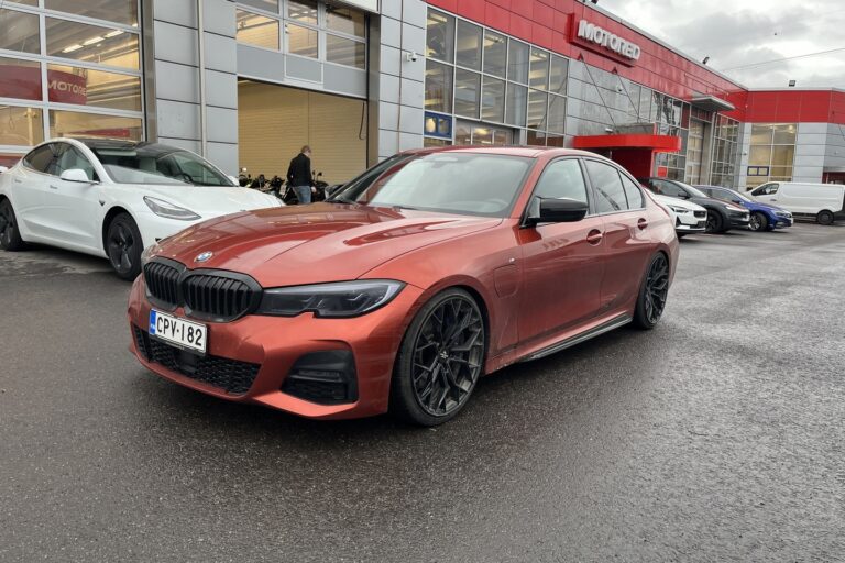 BMW - 330 - G20 Sedan 330e A Charged Edition M Sport - Sedan