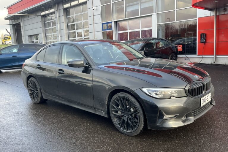 BMW - 330 - G20 Sedan 330e iPerformance Launch Edition Sport - Sedan