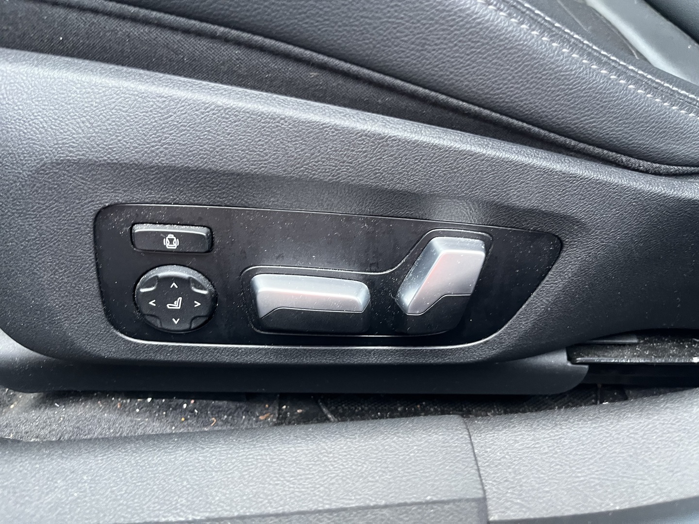 BMW - 330 - G20 Sedan 330e iPerformance Launch Edition Sport - Sedan