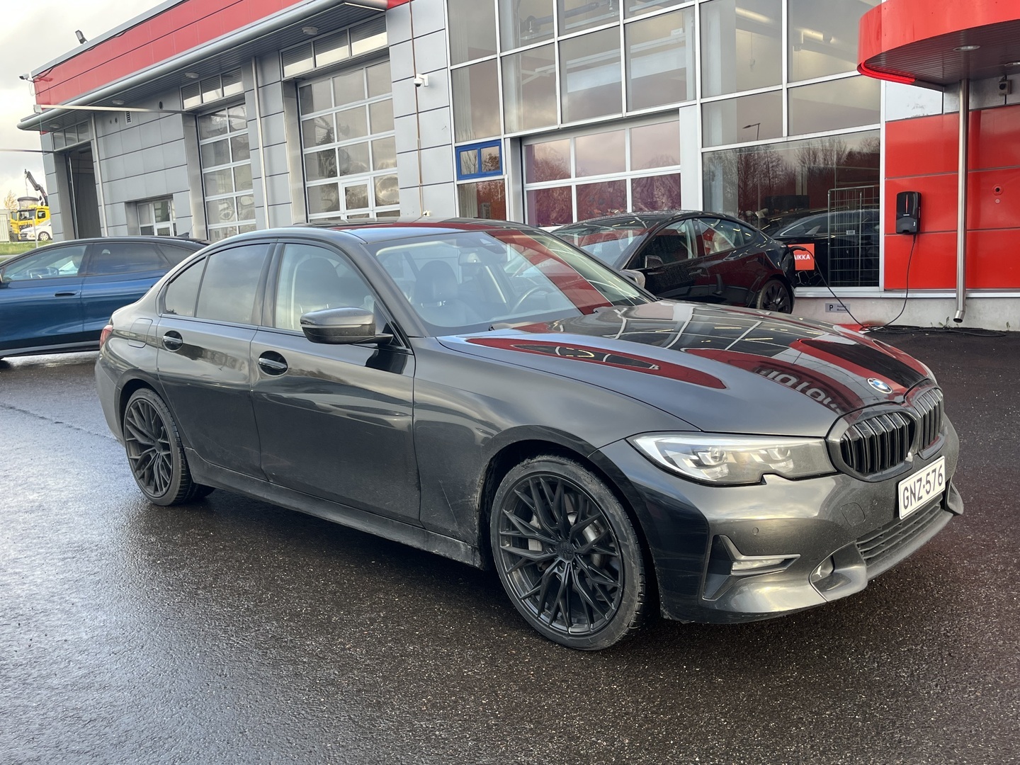 BMW - 330 - G20 Sedan 330e iPerformance Launch Edition Sport - Sedan