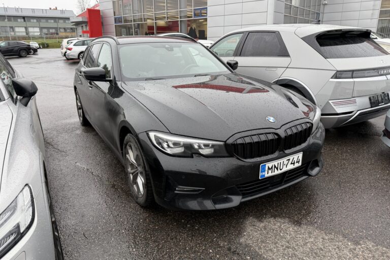 BMW - 330 - G21 Touring 330e xDrive A Charged Edition Sport - Farmari