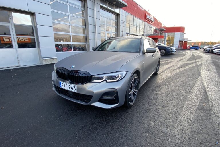 BMW - 330 - G21 Touring 330e xDrive A Charged Edition M Sport - Farmari