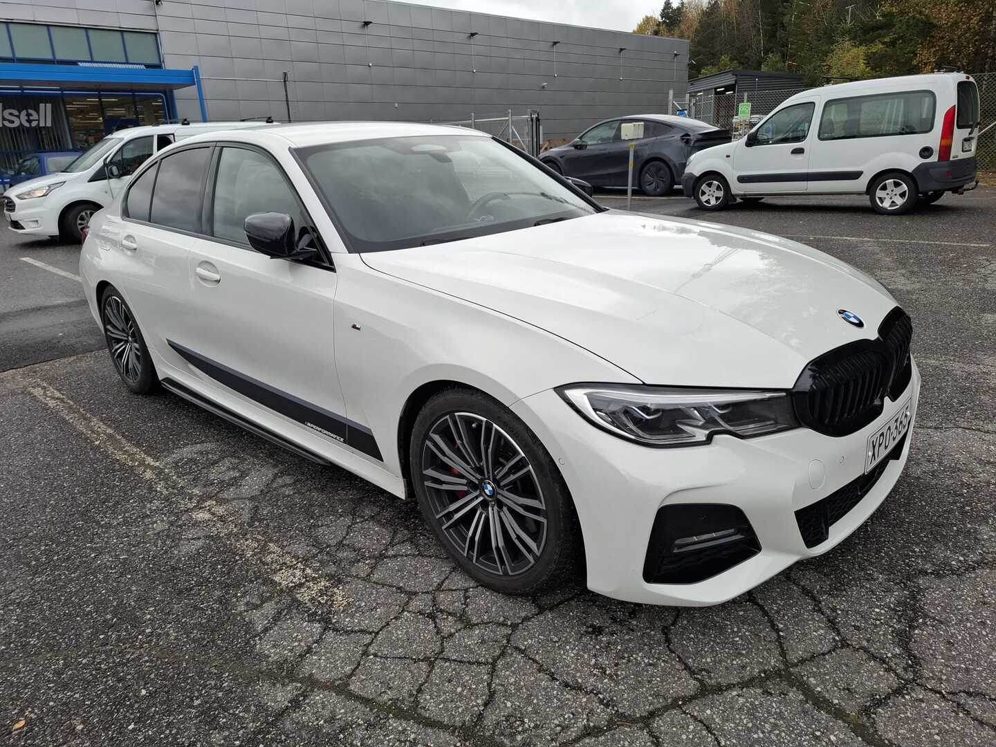 BMW - 330 - G20 Sedan 330e A Charged Edition M Sport - Sedan