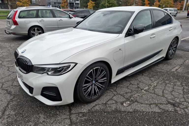 BMW - 330 - G20 Sedan 330e A Charged Edition M Sport - Sedan