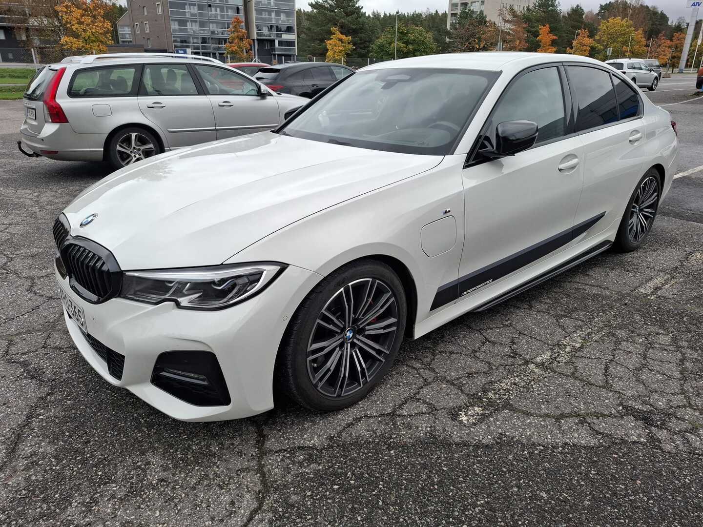 BMW - 330 - G20 Sedan 330e A Charged Edition M Sport - Sedan