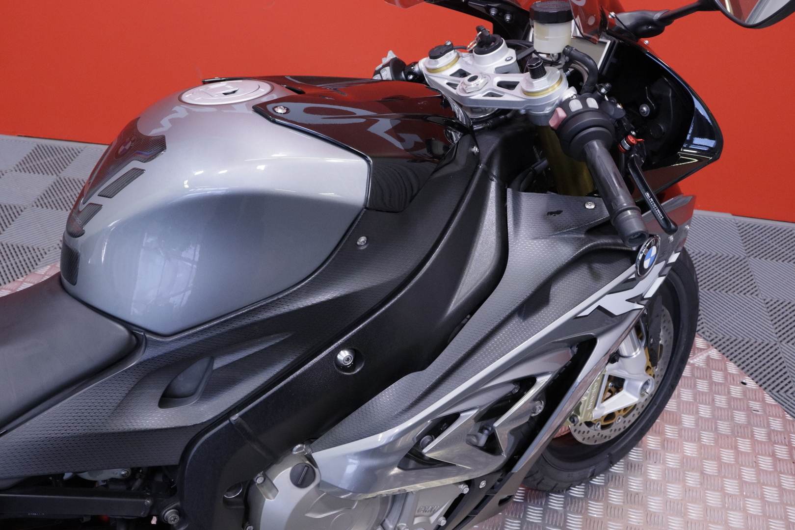 BMW - S - 1000RR // Suomi-pyörä / Huoltokirja / Leovince / Sähköalusta / Shifter / HP takovanteet // - Moottoripyörä