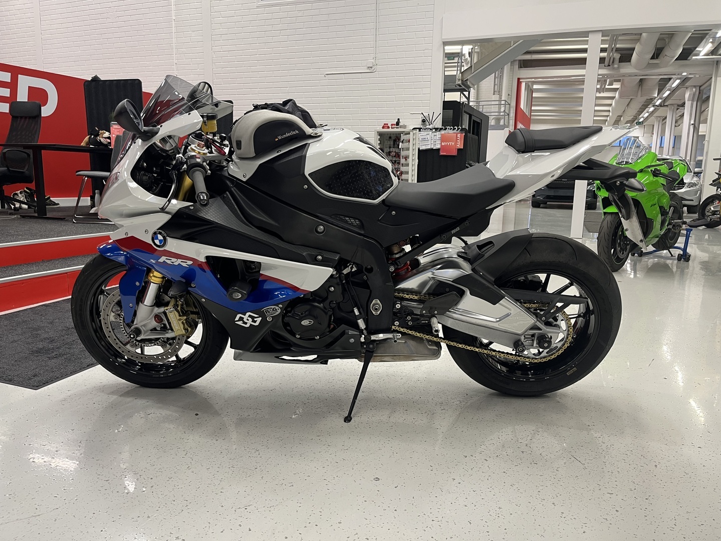 BMW - S - 1000RR // Juuri saapunut! / Suomipyörä / Ratapalikkaa! / Akrapovic / RG Tapit / Tankkilaukku // - Moottoripyörä