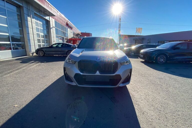 BMW - iX1 - U11 30 xDrive Charged Edition M Sport - Maastoauto