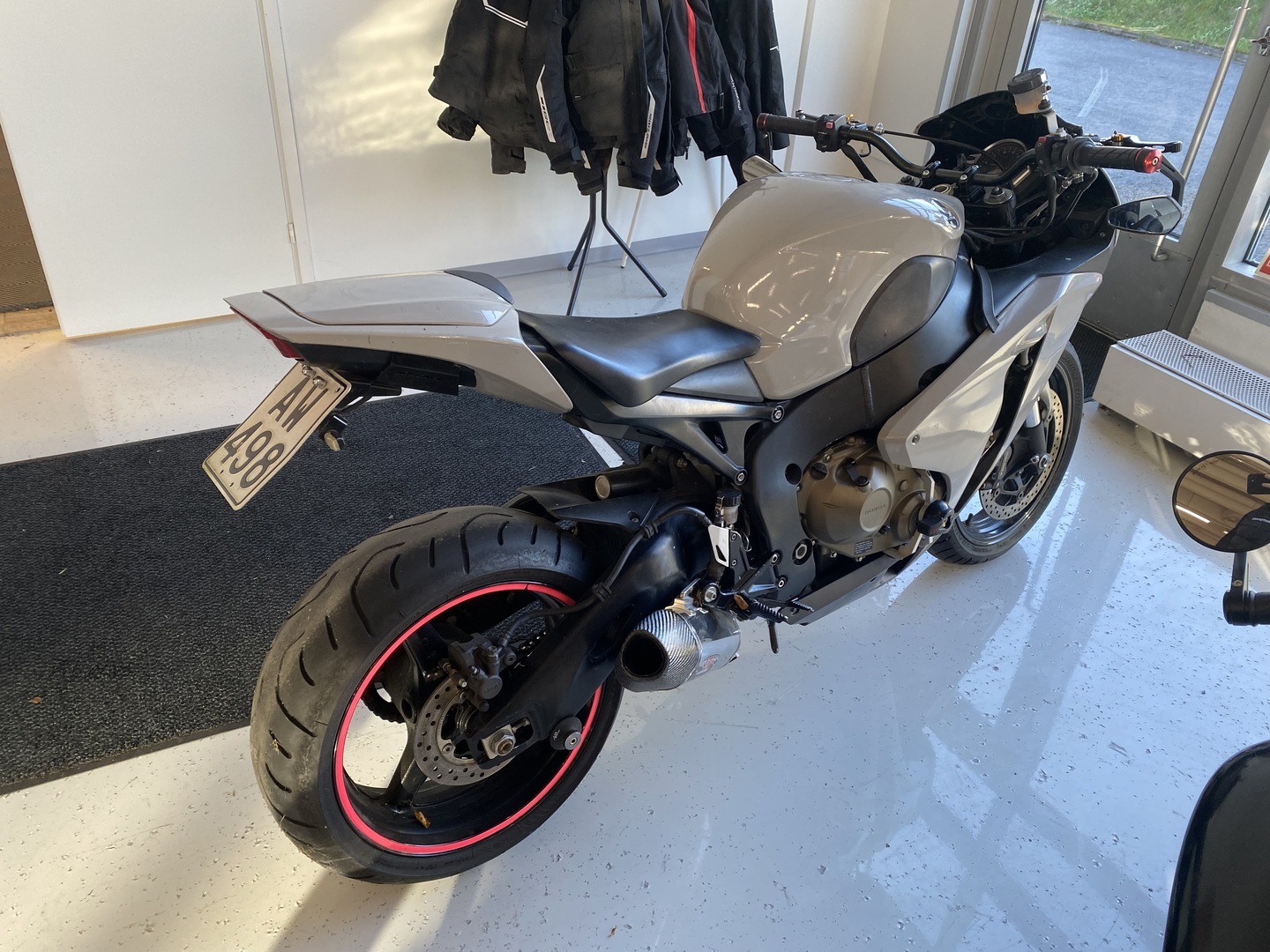 Honda - CBR - 1000 RR Fireblade // Juuri saapunut! / Suomipyörä / Huoltokirja / Kaatumatapit / Yoshimura // - Moottoripyörä