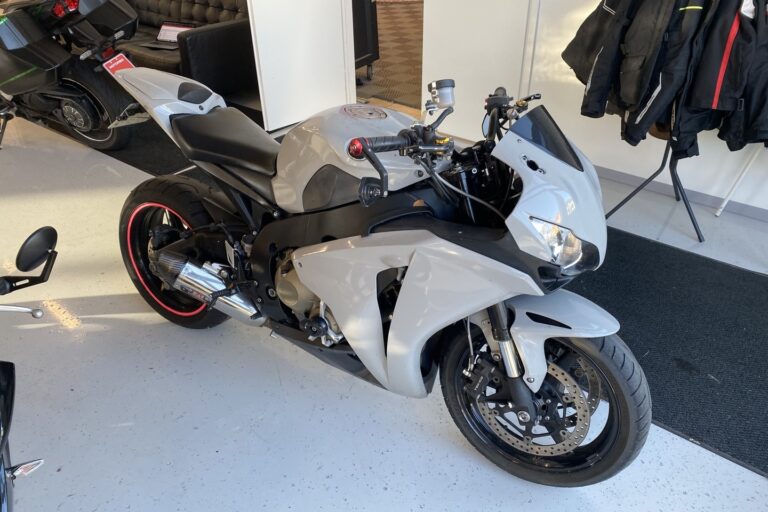 Honda - CBR - 1000 RR Fireblade // Juuri saapunut! / Suomipyörä / Huoltokirja / Kaatumatapit / Yoshimura // - Moottoripyörä