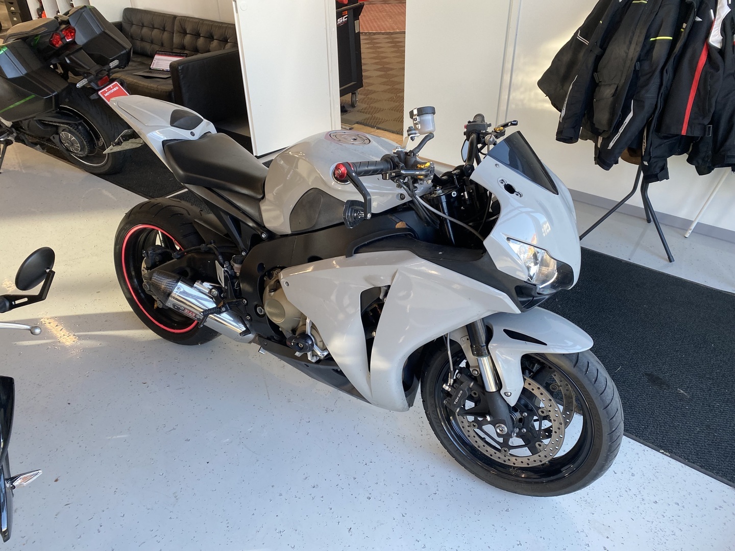 Honda - CBR - 1000 RR Fireblade // Juuri saapunut! / Suomipyörä / Huoltokirja / Kaatumatapit / Yoshimura // - Moottoripyörä