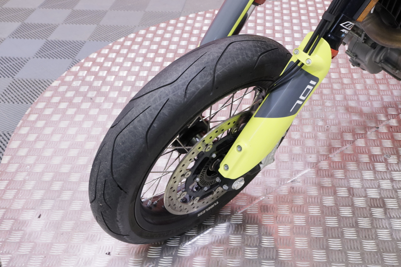Husqvarna - 701 - Supermoto // Huoltokirja / Arrow / TC // - Moottoripyörä