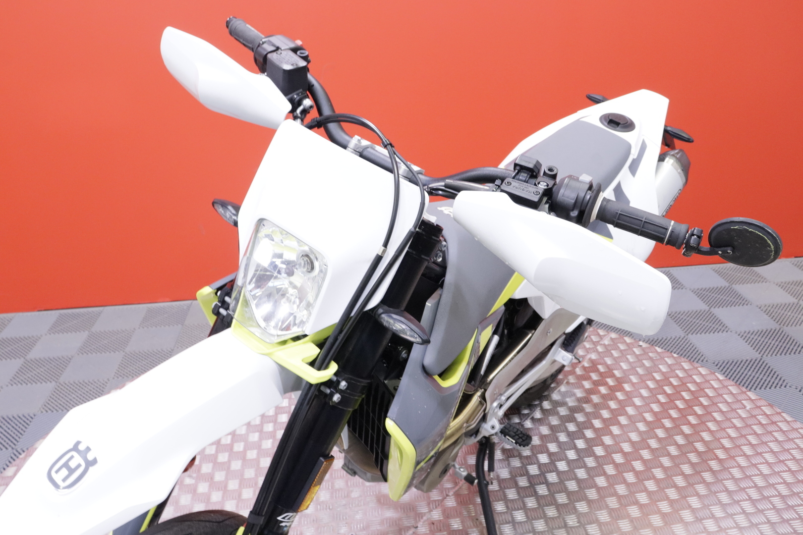Husqvarna - 701 - Supermoto // Huoltokirja / Arrow / TC // - Moottoripyörä