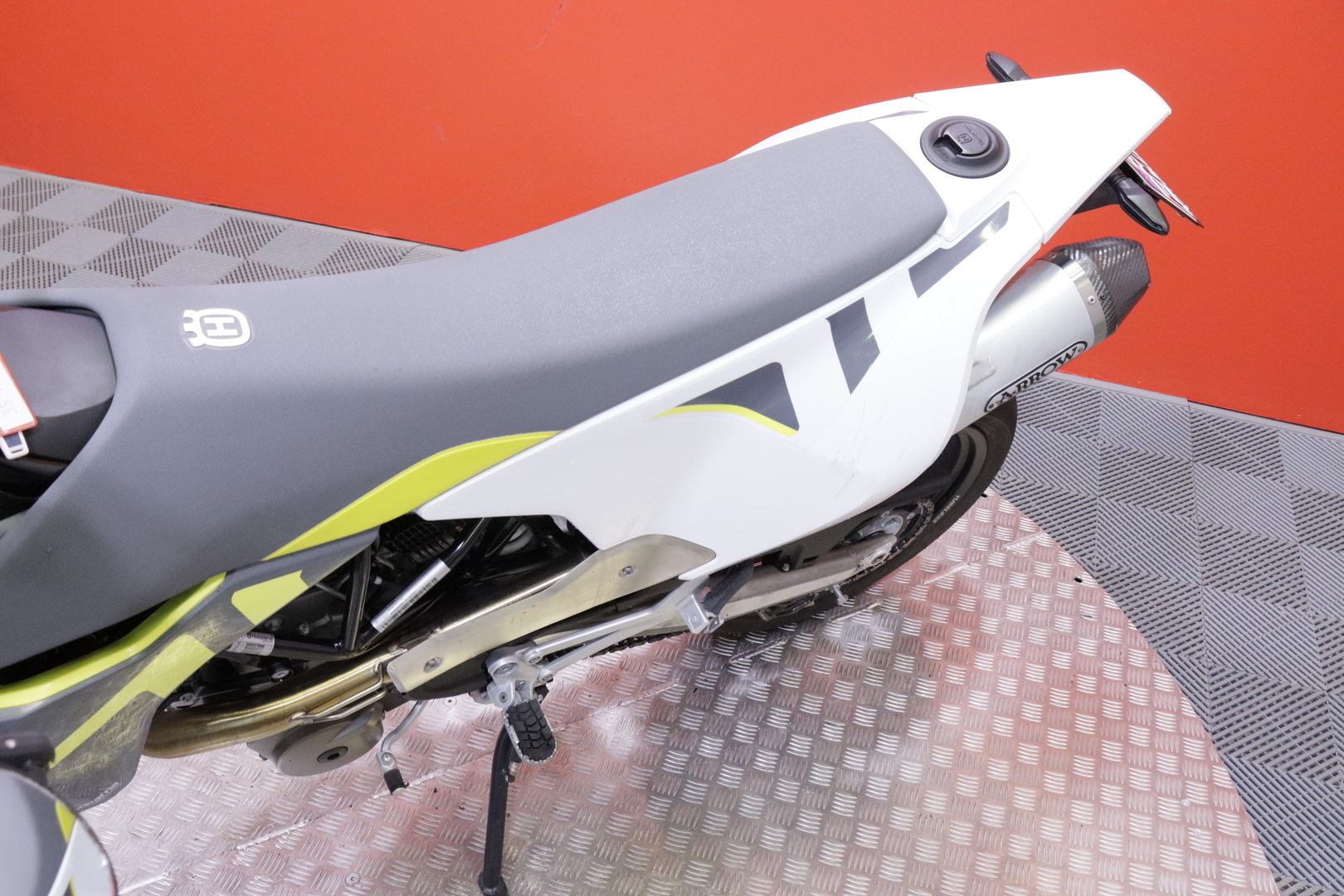 Husqvarna - 701 - Supermoto // Huoltokirja / Arrow / TC // - Moottoripyörä