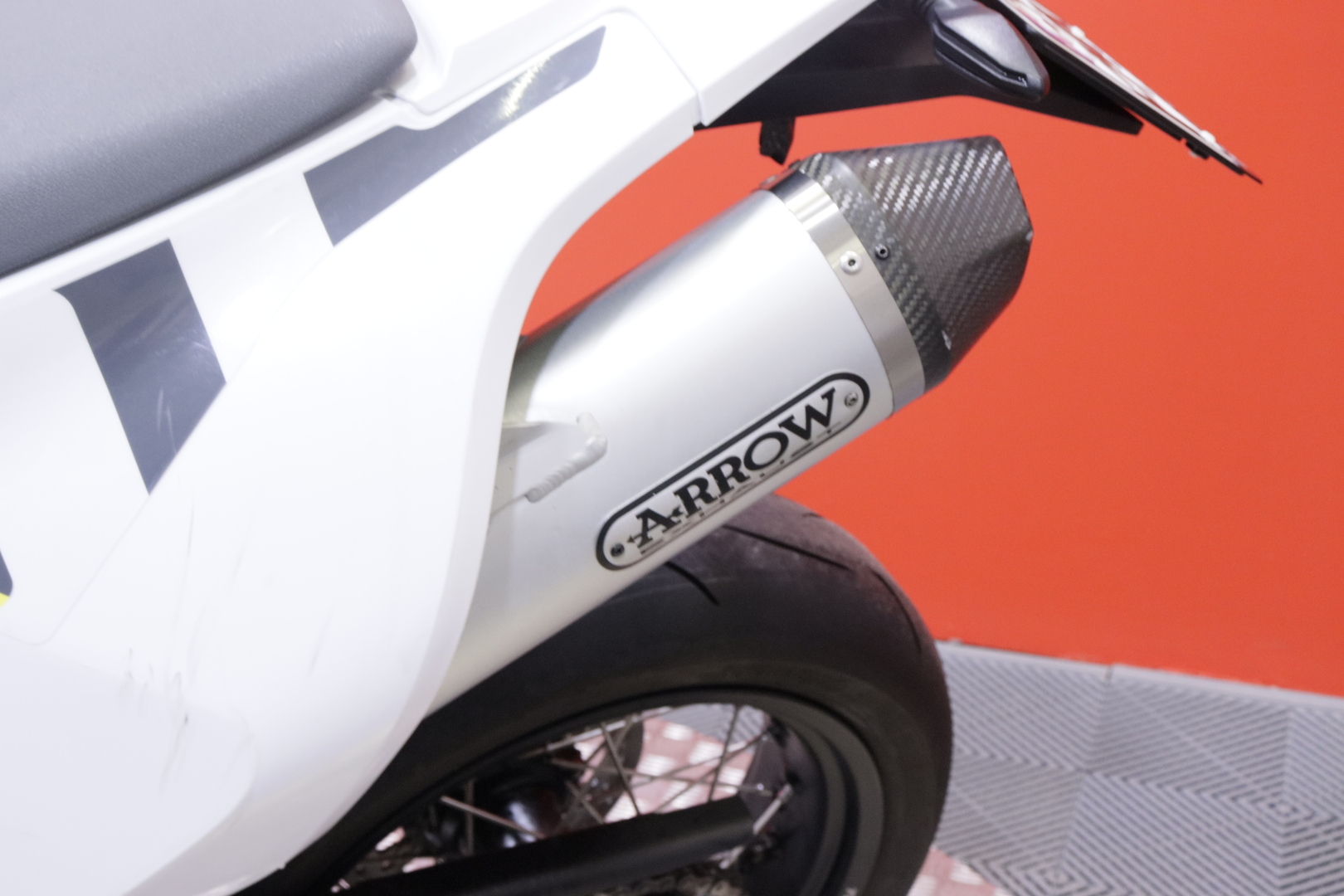 Husqvarna - 701 - Supermoto // Huoltokirja / Arrow / TC // - Moottoripyörä