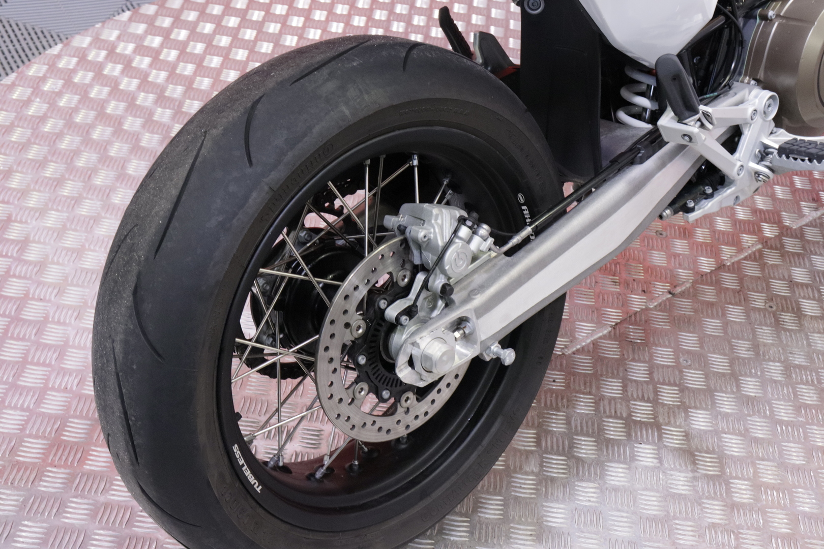 Husqvarna - 701 - Supermoto // Huoltokirja / Arrow / TC // - Moottoripyörä