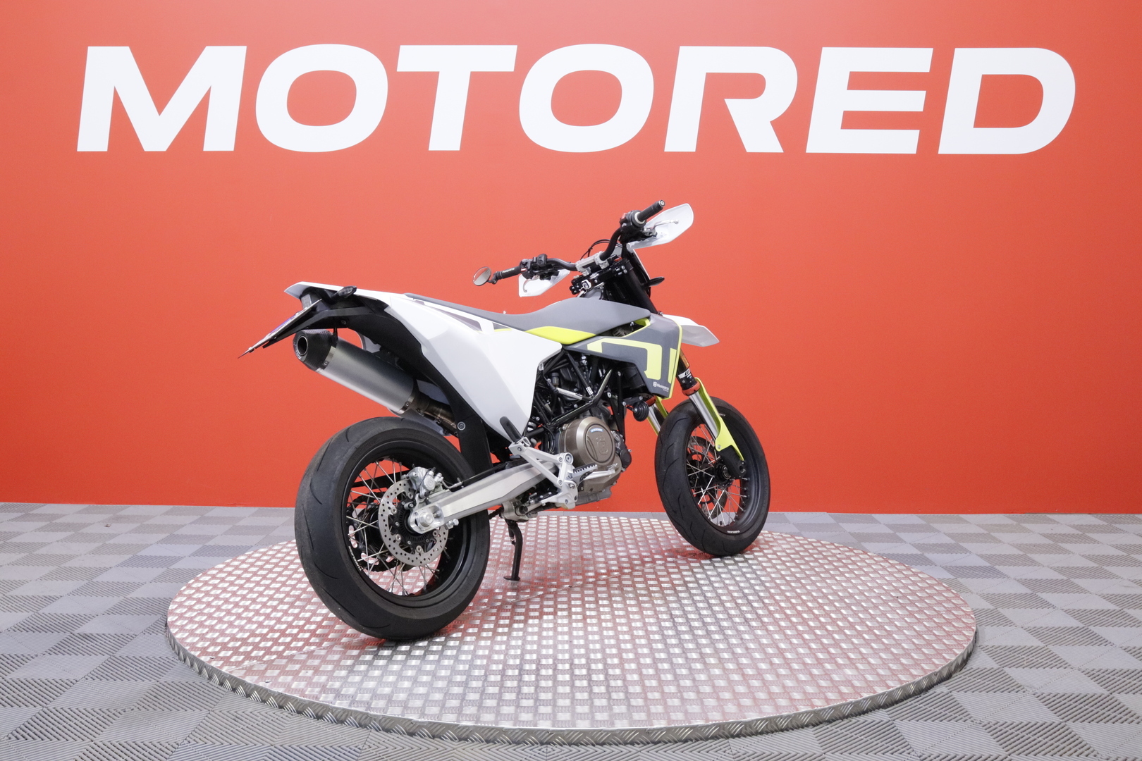 Husqvarna - 701 - Supermoto // Huoltokirja / Arrow / TC // - Moottoripyörä