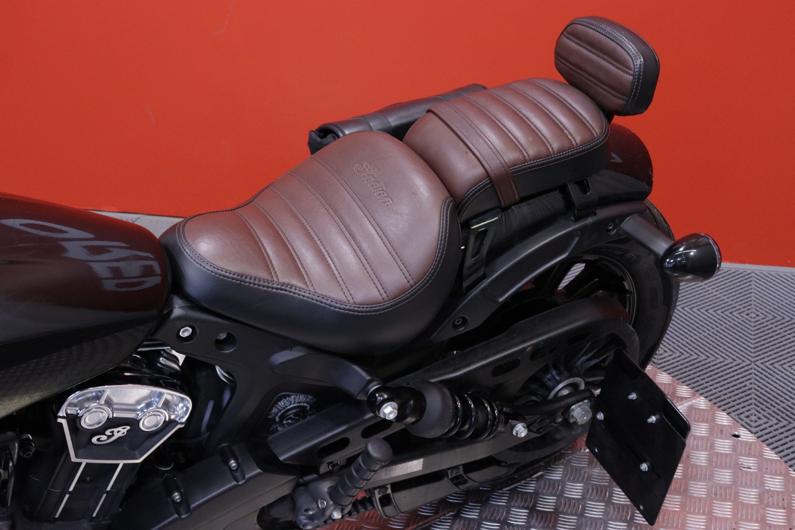 INDIAN - SCOUT - Bobber // Rinehart / Huoltokirja / Suomi-pyörä // - Moottoripyörä